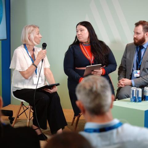 Ingibjörg Svala tók þátt í einum viðburða norrænu ríkjanna á COP28. Hér er hún á viðburðinum ásaamt þeim Susönnu Israelsson, fulltrúa Sámi Council, og Akseli Rouvari, ungmennafulltrúa Sameinuðu þjóðanna á ráðstefnunni frá Finnlandi.